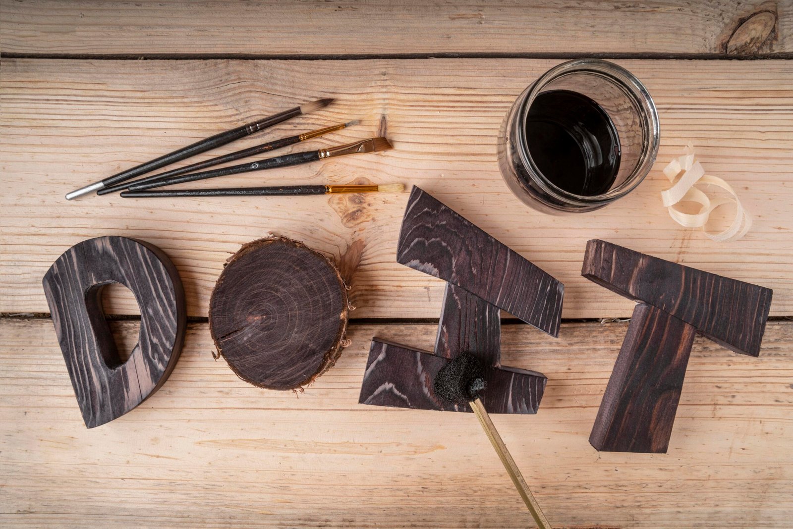 flat-lay-it-word-wood